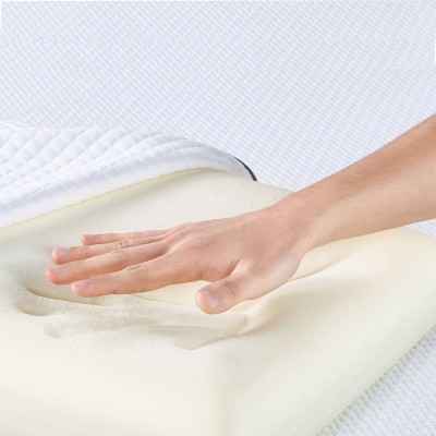 Το ανατομικό μαξιλάρι ύπνου Μemory Foam Deluxe παίρνει το σχήμα του σώματος και υποστηρίζει τον αυχένα