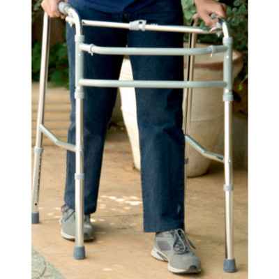 Με το σύστημα εναλλασσόμενης βάδισης βήμα βήμα ο ασθενής δεν χρειάζεται να σηκώνει ολόκληρο τον περιπατητήρα καθώς βαδίζει