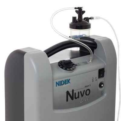 Το ποτηράκι υγροποίησης εφαρμόζεται με ασφάλεια στο πίσω μέρος του συμπυκνωτή οξυγόνου Nidek Nuvo Lite