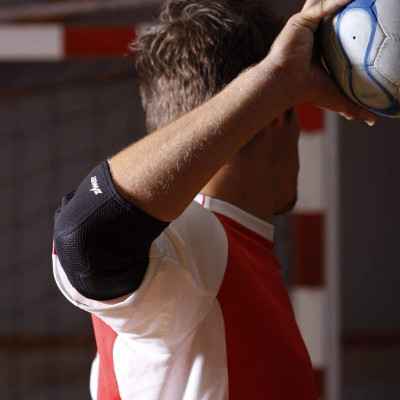 Η περιαγκωνίδα Zamst Elbow Sleeve παρέχει ιδανική υποστήριξη κατά τις αθλητικές δραστηριότητες