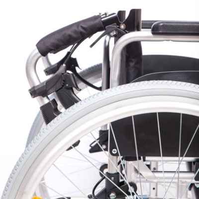 Το αναπηρικό αμαξίδιο ελαφρού τύπου Lion έχει μηχανισμό αναδίπλωσης πλάτης